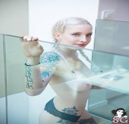 Set de fotos da novinha gostosa Swann pelada e tatuada da Suicide Girls