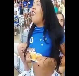 Cruzeiro foi campeão e a novinha mostrou os peitos no estádio