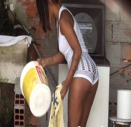 Filmando a vizinha negra gostosa na favela - Morena Safada