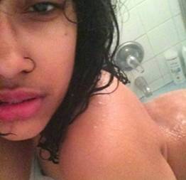 Manda Nudes Novinha:  Fotos Amadoras da morena gostosa mandou nudes no frente do espelho