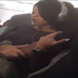 Marido masturbando buceta gostosa da esposa durante a viagem de avião