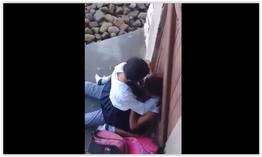 Novinha sentando na pica no fundo do colégio