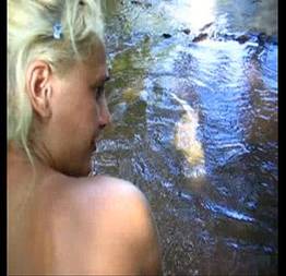 Sexo na cachoeira com loira cachorra