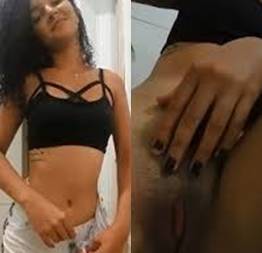 Vídeo caseiro da morena gostosa se masturbando e gemendo no banheiro