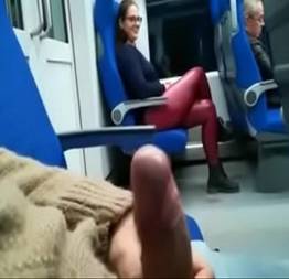 Mostrou a rola pra safada no metro e a puta foi mamar