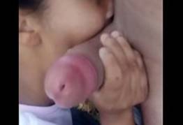 Novinha fazendo boquete no mato e o tarado goza dentro da boca