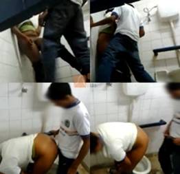 Flagrante da novinha fodendo de quatro no banheiro da escola caiu na net