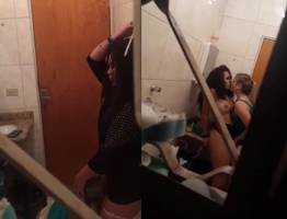 Mariana e Manuela novinhas flagradas se pegando no banheiro!