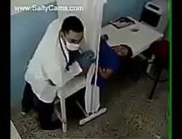 Médico flagrado chupando a buceta da paciente