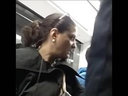 Pegando a madura safada no metrô