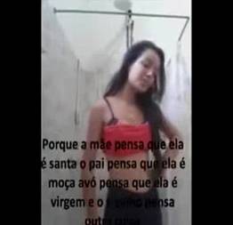 Aline muito linda fez um vídeo caseiro no banheiro