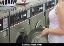 Bela novinha fodendo na lavanderia