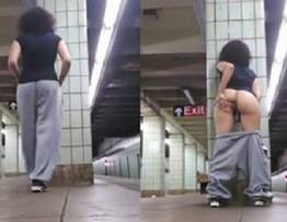 Ficando pelada e se masturbando no metro