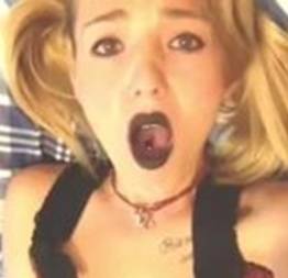 Vídeo Nudes da Loirinha rockeira novinha se masturbando na webcam
