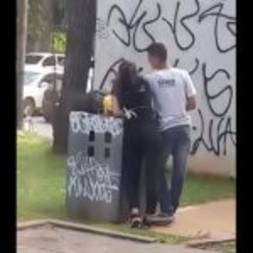 Filmou do apartamento sexo em público na praça