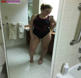 Lorinha mandou nudes no banho - XV NUDES