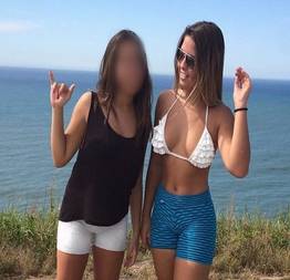 Filha de Romário posa de biquíni e shortinho em praia e recebe muitos elogios