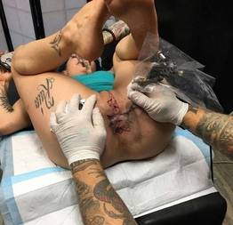 Cliente tendo um orgasmo tatuando o cu
