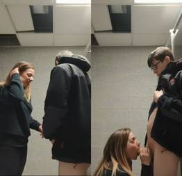 Ganhando um boquete da namorada no banheiro da escola