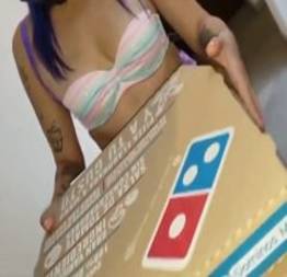 Novinha entregadora de pizza fazendo boquete extra