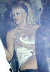 Pamela Anderson foi flagrada com os seios de fora