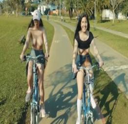 Novinhas exibindo a buceta e os peitinhos em público andando de bike * putinhas * Xweblog