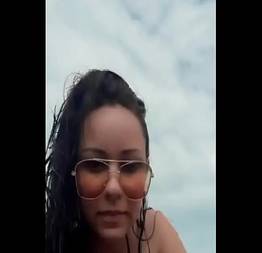 Andressa na praia faz live mostrando o seu corpo