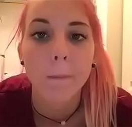 Caiu na net loirinha se masturbando na webcam escondida do namorado