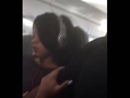Manoseando a buceta da namorada no avião