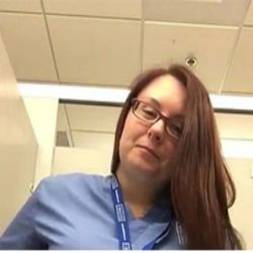 Enfermeira caiu na net se masturbando no banheiro do hospital