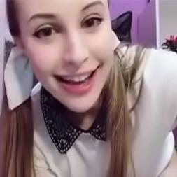 Novinha linda pelada enfiando uma abobrinha no cu na webcam