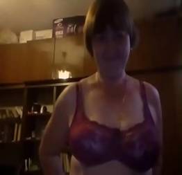 Natasha madura de 50 anos na webcam exibindo se