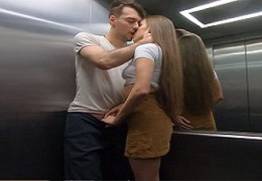 Sexo arriscado dentro do elevador