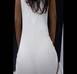De vestido branco se exibindo bastante