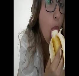 Treinando na banana com vontade de mamar