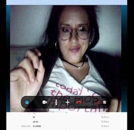De óculos Joana pelo skype se masturbando