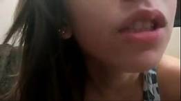 Na webcam loira exibe seu rabo querendo pica