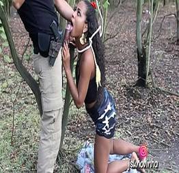 Policial na floresta fez a imigrante ilegal mamar ele