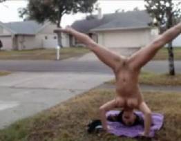 Yoga pelada na porta de casa