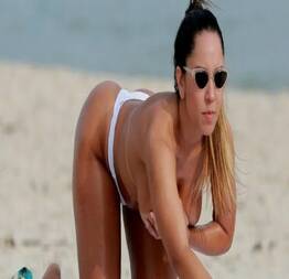 Mulher melão flagrada de topless mostrando os peitos na praia