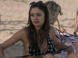 Sophie Charlotte fazendo topless na praia em cena de 