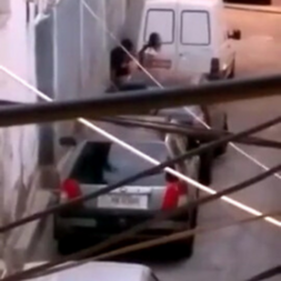Carioca novinha flagrada dando o cú na rua atrás da van