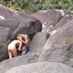 Flagraram e filmaram casal trepando nas pedras