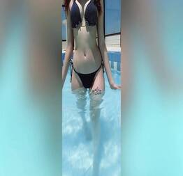 Prima Melina safada se exibindo na piscina do hotel