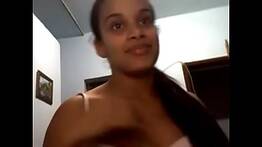 Vídeo 16 moreninha na webcam mostrando os seios