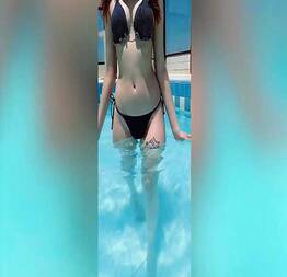 Vídeo real de uma gostosa mostrando a buceta na piscina