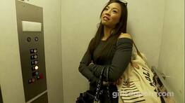 Japonesinha tarada falando putaria no elevador
