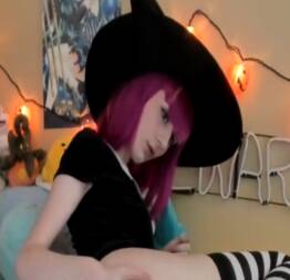 Novinha vestida de bruxa mostrando e fodendo o seu próprio cuzinho