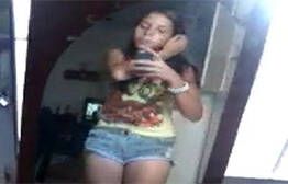 Novinha brasileira mostrando a buceta virgem e filmando no espelho