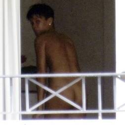 Rihanna nua flagrada trocando de biquíni no hotel